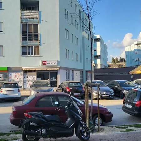 Apartment Mango Split